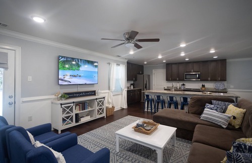Talahi Island House | Savannah 4 BR house with Pool & Parking for Boat