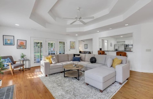 Savannah House | Savannah 5BR Pool, Jacuzzi, Firepit, Sports, Games