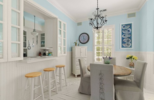 East Beach House | Savannah Cottage SSI- Family-Run- Steps to Beach with Heated Pool & Golf Cart
