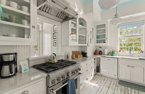 East Beach House | Savannah Cottage SSI- Family-Run- Steps to Beach with Heated Pool & Golf Cart