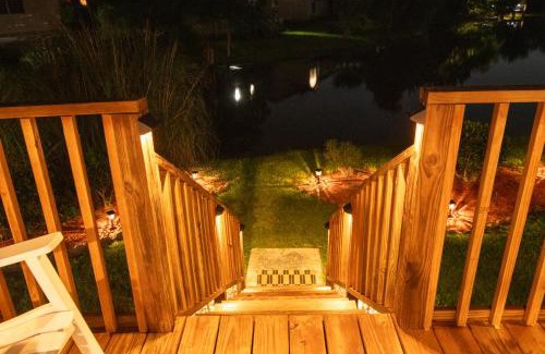 Whitemarsh Island House | Savannah Lakefront Retreat near Tybee Beach with King Bed and Free Parking