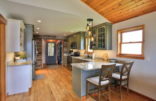 Cedar Cottage | SAVE Aug 16-23 Lakefront on beautiful Lake LeelanaunPet friendly/Dock/4 bedroms