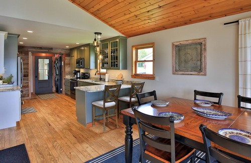Cedar Cottage | SAVE Aug 16-23 Lakefront on beautiful Lake LeelanaunPet friendly/Dock/4 bedroms