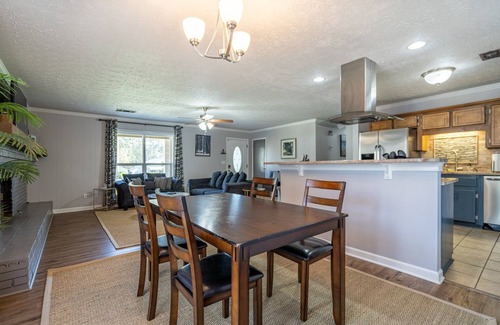 Acworth House | Save Midweek! 3BR Near Lake Acworth & Downtown