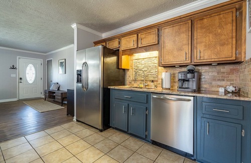 Acworth House | Save Midweek! 3BR Near Lake Acworth & Downtown