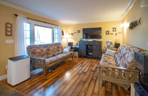 Quinte West Cottage | Savi By The River - Cozy & Affordable 1Br Cottage plus Bunkie w/Watercraft, Deck, Firepit