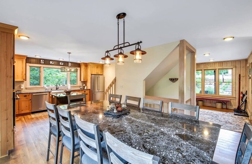 The Galena Territory House | Savor Crisp Fall Days @ Westaway! Spacious Home w/Private Outdoor Hot Tub!
