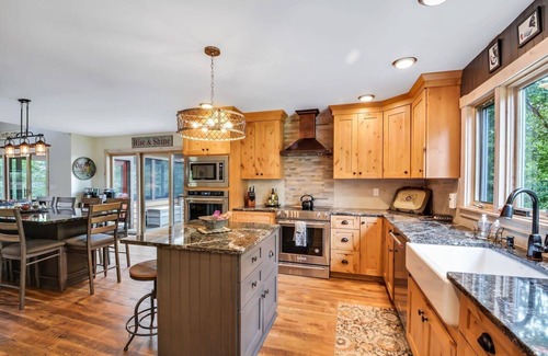 The Galena Territory House | Savor Crisp Fall Days @ Westaway! Spacious Home w/Private Outdoor Hot Tub!