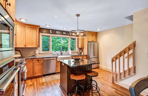 The Galena Territory House | Savor Crisp Fall Days @ Westaway! Spacious Home w/Private Outdoor Hot Tub!