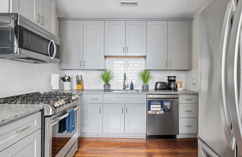 Radcliffeborough Apartment | Savor Southern History at Lewis Court (Suite B)