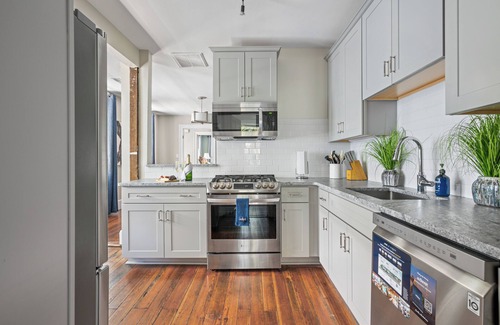 Radcliffeborough Apartment | Savor Southern History at Lewis Court (Suite B)