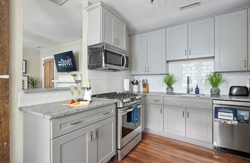 Radcliffeborough Apartment | Savor Southern History at Lewis Court (Suite B)