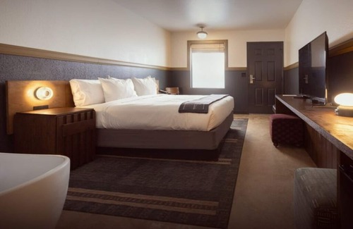 Branson Hotel | Savor Wine by the Creek in a Charming Stay Near Lake and Scenic Views