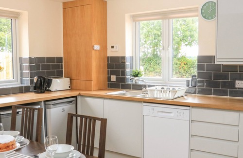 Dawlish Cottage | SAWTONS COTTAGE 2, pet friendly in Dawlish