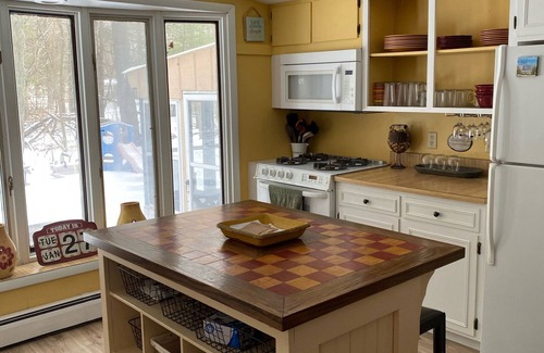 Shorewood-Tower Hills-Harbert House | SAWYER ND games, fall colors, 4 bedroom, close to many breweries-wineries-beach!