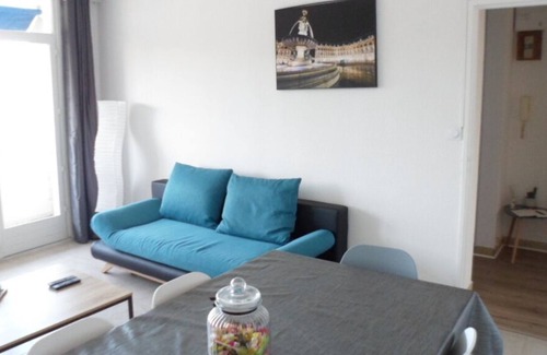 Cenon Apartment | "Say Yes to Cenon" (WIFI, Parking, Balcony, Tram ...)