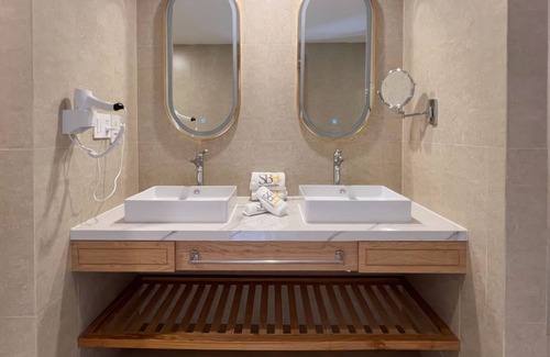 Phu Vang Hotel | SBH Gloria Hue