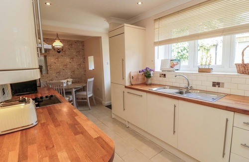 Scalby Cottage | SCALBY GROVE COTTAGE, family friendly, with a garden in Scalby