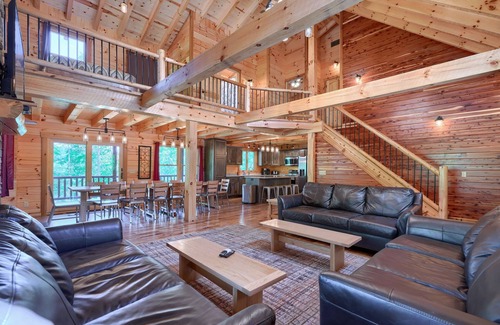 Logan Cabin | Scarlet Ridge - 6BR/3BA - walking distance to Old Man's Cave