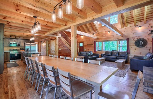 Logan Cabin | Scarlet Ridge - 6BR/3BA - walking distance to Old Man's Cave
