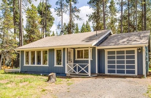 Oregon Water Wonderland Cottage | Scaup Cottage set amongst the pine trees and the beautiful high desert landscape