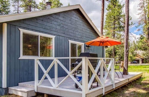 Oregon Water Wonderland Cottage | Scaup Cottage set amongst the pine trees and the beautiful high desert landscape