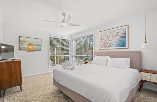 Avoca Beach House | Scenic 4-Bed Lake House 5-min Walk to Avoca Beach