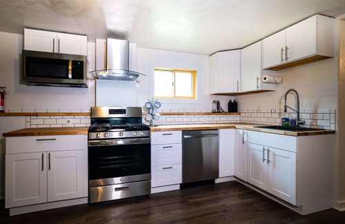 Victor House | Scenic 4 Bedroom Mountain Home with AC+Fenced Yard