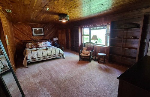Bentonville Cabin | Scenic 6 Bedroom Lodge w/adjoining 2 Bedroom Cabin. Lg. pond w/swimming access.