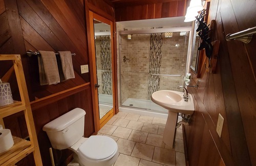 Bentonville Cabin | Scenic 6 Bedroom Lodge w/adjoining 2 Bedroom Cabin. Lg. pond w/swimming access.