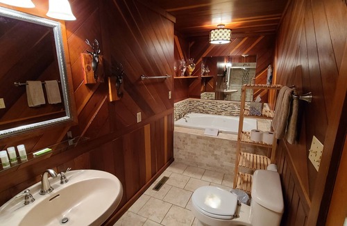 Bentonville Cabin | Scenic 6 Bedroom Lodge w/adjoining 2 Bedroom Cabin. Lg. pond w/swimming access.