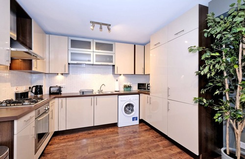 Central Aberdeen Apartment | Scenic Aberdeen home with sea views