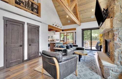 Blue River House | Scenic and Spacious 3-bedroom Home. Pet Friendly!