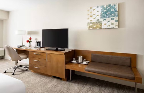 Tucson Hotel | Scenic Hotel Room with Mountain Views, 2 Family-Ready Rooms w/Pool Access