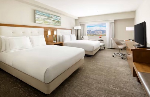 Tucson Hotel | Scenic Hotel Room with Mountain Views, 2 Family-Ready Rooms w/Pool Access