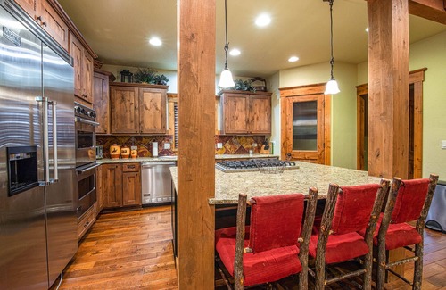 Sandpoint House | Scenic Idaho Club Lodge with gas fireplace, full kitchen, & outdoor dining area