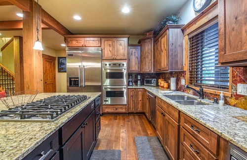 Sandpoint House | Scenic Idaho Club Lodge with gas fireplace, full kitchen, & outdoor dining area