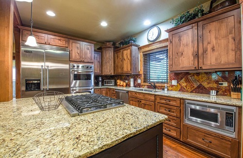 Sandpoint House | Scenic Idaho Club Lodge with gas fireplace, full kitchen, & outdoor dining area