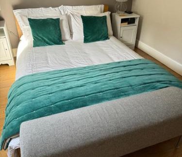 Stockbridge Apartment | Scenic Mews House in central Stockbridge area