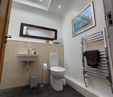 Stockbridge Apartment | Scenic Mews House in central Stockbridge area
