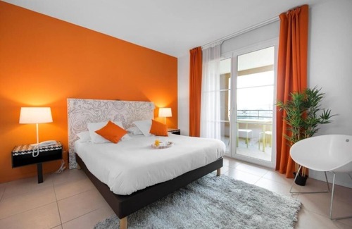Mougins Hotel | Scenic Riviera Gateway! Spacious Room w/Kitchen and Living Space