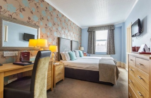 Westcliff-on-Sea Hotel | Scenic Seaside Stay in Southend’s Iconic 1891 Hotel l Breakfast Included