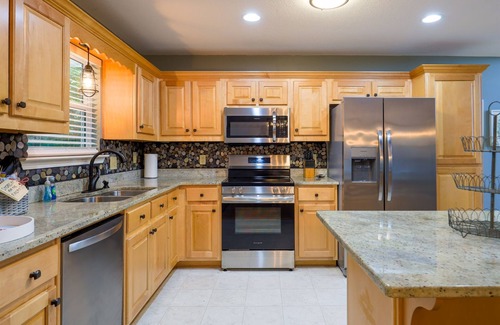 Clayton House | Scenic Summer Stay-Pet-Friendly-Accessible