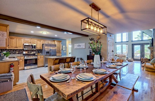 Clayton House | Scenic Summer Stay-Pet-Friendly-Accessible