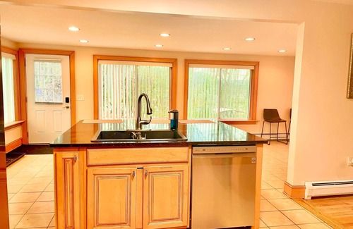 Montague House | ★Scenic Views & River Access, Cozy River Home ★