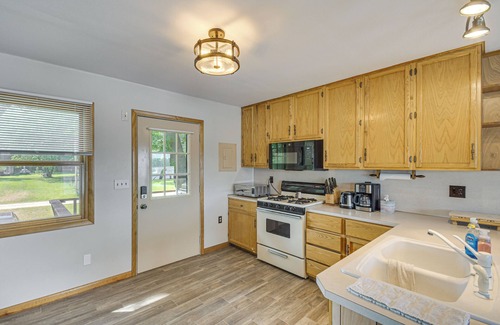 Fulton Cabin | Scenic Views & Yard: Mississippi River Retreat!