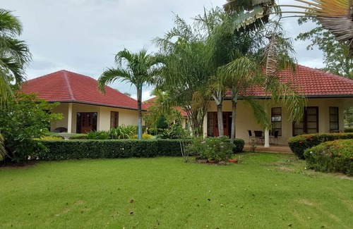 Cha-am House | Schönes Bungalow mit gemeinschaftichem Außenpool und 2km vom Sandstrand enfernt