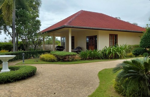 Cha-am House | Schönes Bungalow mit gemeinschaftichem Außenpool und 2km vom Sandstrand enfernt