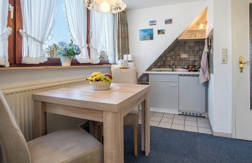Wenningstedt-Braderup Apartment | "Schau-ins-Land Fewo Wenningstedt" near the Beach with Wi-Fi