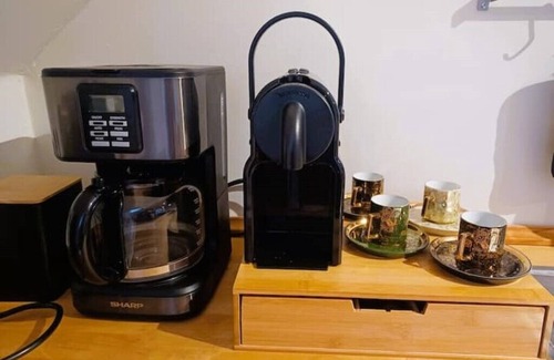 Steinhoefel Apartment | Schlossblick: Küche Kamin Parken Hofladen